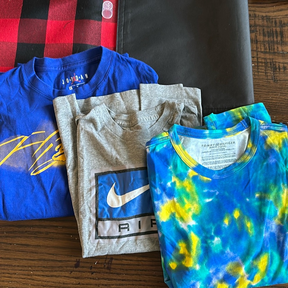 3 Boys t shirts Medium Nike / Hilfiger